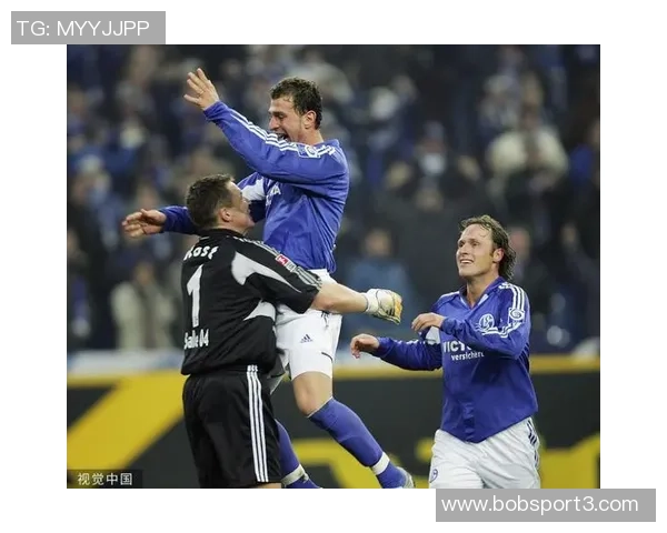 沙尔克04逆转绝杀帕德博恩成功反超升至德乙榜首准备冲击德甲