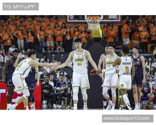 米奇约翰逊赞索汉与奥利尼克双星闪耀防守拼搏进攻高效表现引关注 米奇约翰逊赞索汉与奥利尼克双星闪耀防守拼搏进攻高效表现引关注